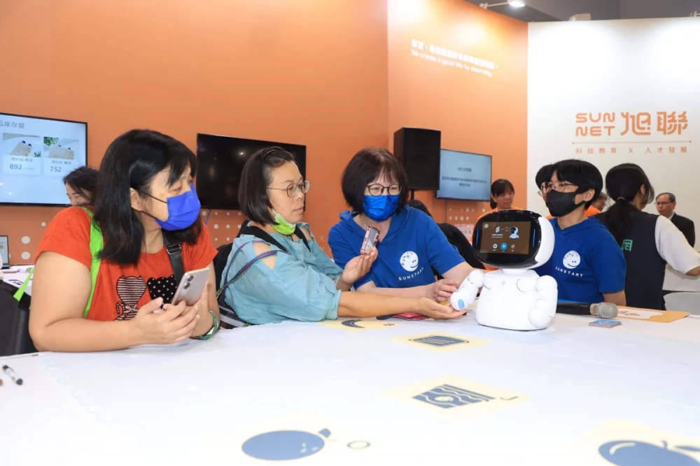 AboundCity結合凱比機器人與手機APP，以「日常互動結合健康管理」為核心設計理念，專為高齡族群量身打造。（圖／旭聯科技）