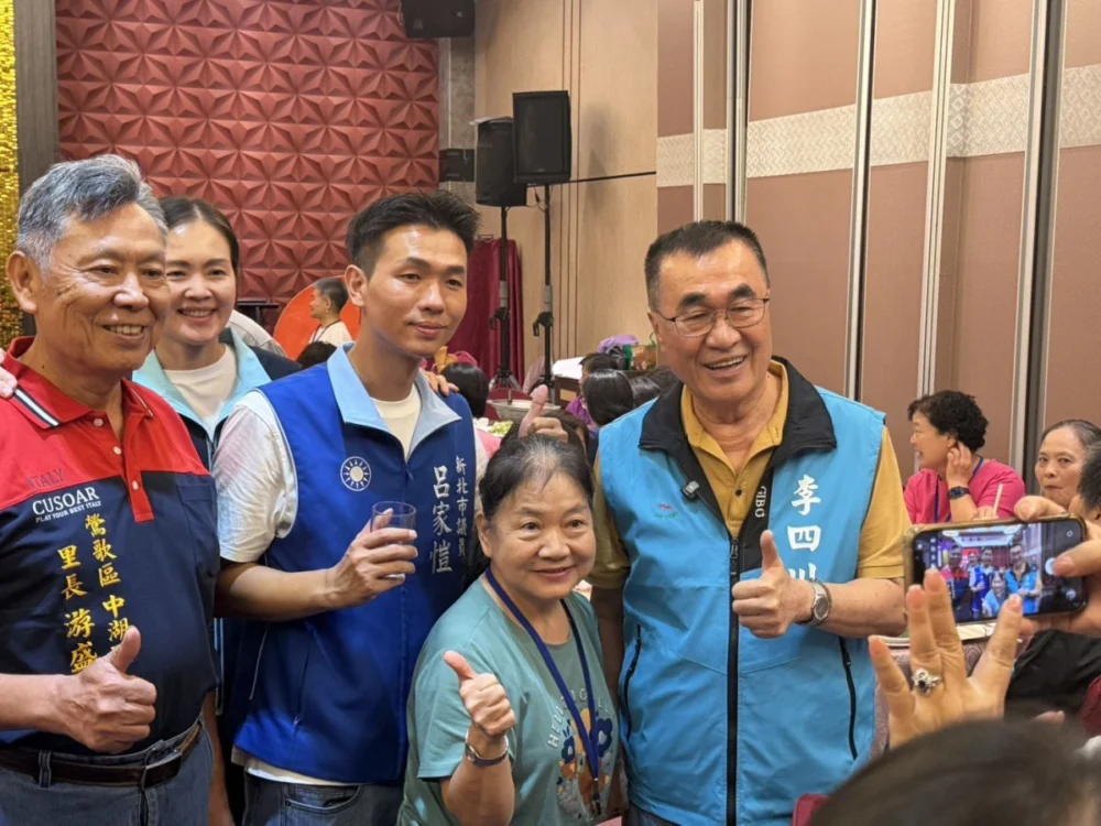 李四川鶯歌拚基層 拋敬老卡悠遊卡化搶票 李四川鶯歌拚基層 拋敬老卡悠遊卡化搶票