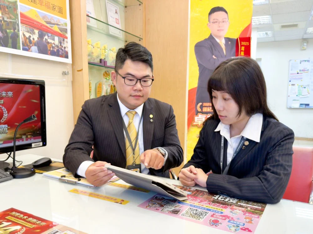 陳冠穎店長(圖左)表示，AI能協助增加練習的「量」，真人帶教則進一步提升學習的「質」，兩者相互搭配有助於縮短新人成長曲線。