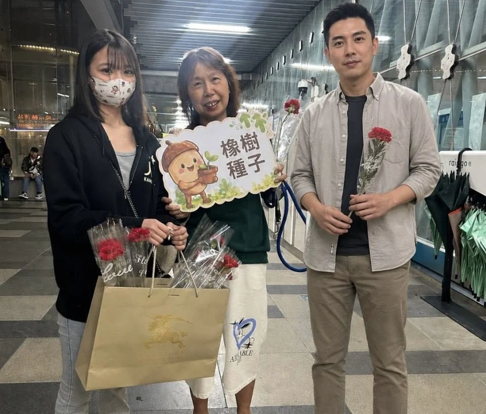 圖／楊承鑫帶領團隊母親節送暖。（橡樹種子展望會提供）